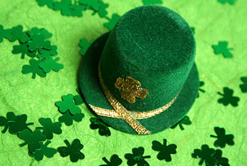 Yesil renk Saint Patrick Günü ile iliskilidir. Bilinen semboller yesil sapka gibi shamrocks ve yesil giysiler vardir.