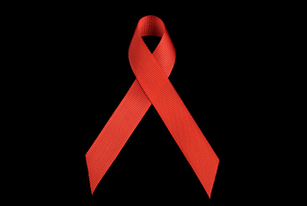 Kirmizi Kurdele HIV ve AIDS ile yasayan halkiyla dayanisma sembolüdür.