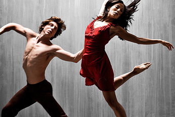 Modern dans performans iki dansçi.