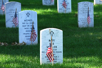 Arlington Ulusal Mezarlığı'ndaki mezar taşları. Onlar Memorial Day ABD bayrakları ile süslemekte edilir.